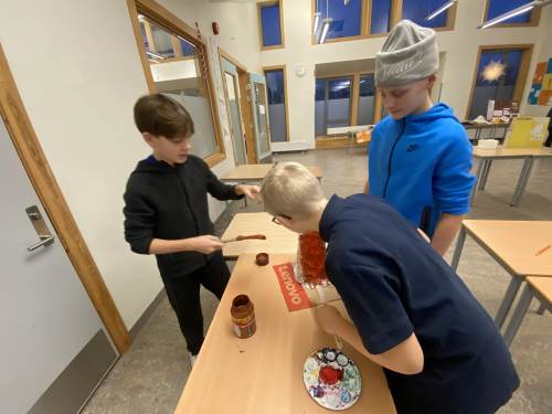 Her legges noen hektiske siste hender på verket før det braker løs